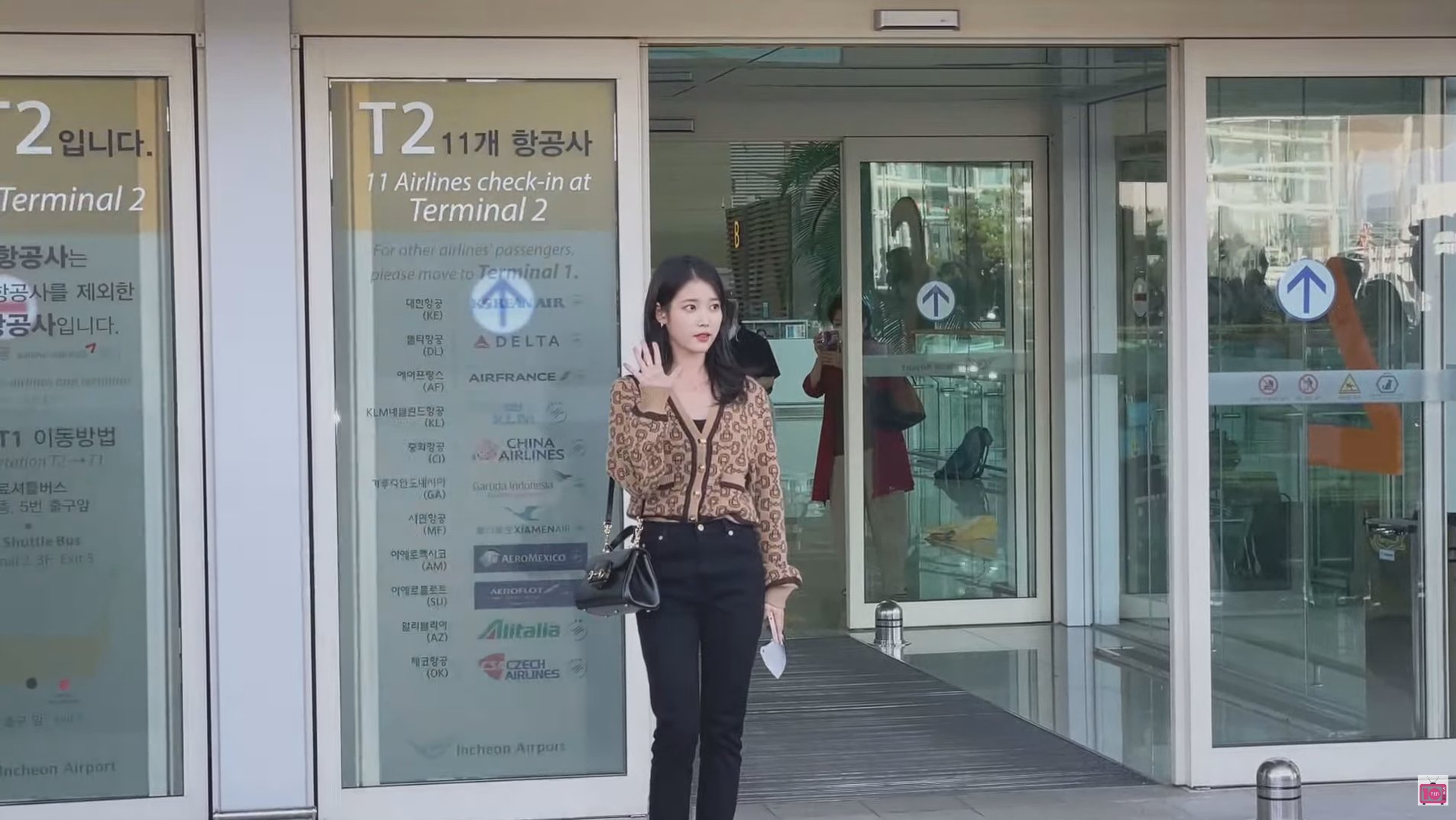 [잡담] 아이유 출국 착장 개이뻐 | 인스티즈