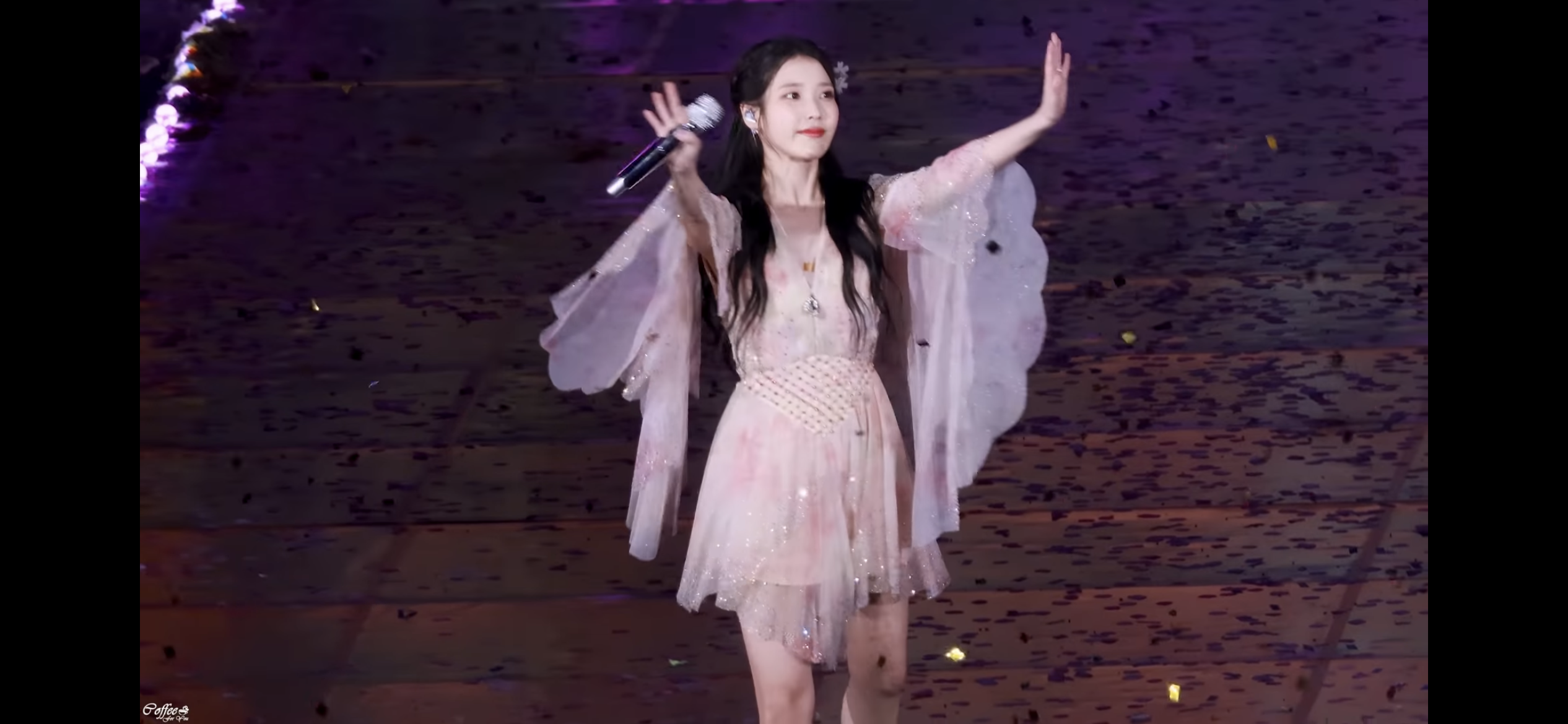 [잡담] 아이유 공연의상 이거 어디거랴?? 진짜 very 요정룩 개찰떡 | 인스티즈