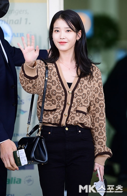 [잡담] 아이유 출국 착장 개이뻐 | 인스티즈
