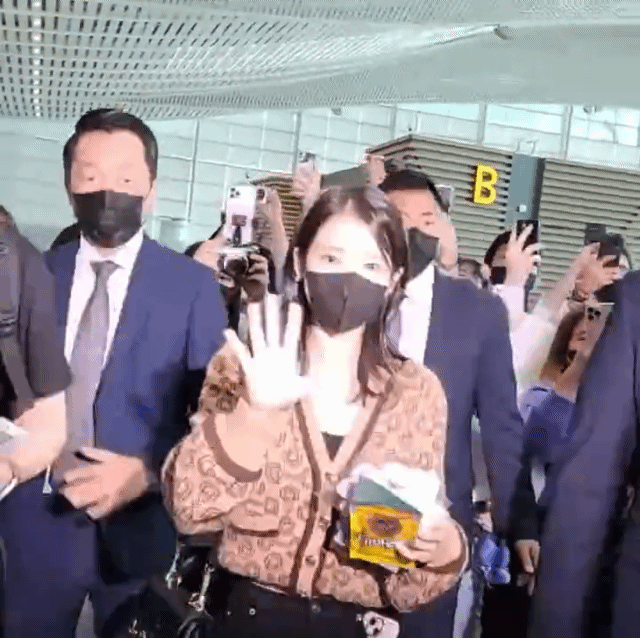 [잡담] 팬들한테 인사하다가 비행기 늦어서 뛰어가는 아이유 | 인스티즈