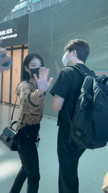 [잡담] 팬들한테 인사하다가 비행기 늦어서 뛰어가는 아이유 | 인스티즈