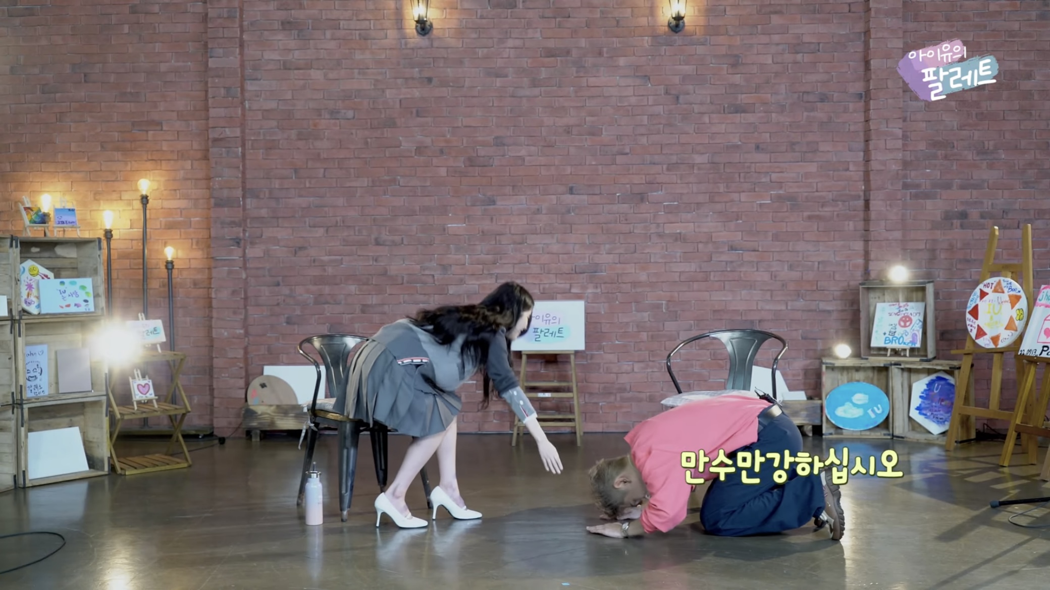 [잡담] 크러쉬 아이유한테 큰절하는거 개웃곀ㅋㅋㅋㅋ | 인스티즈