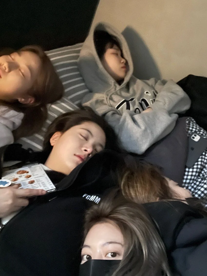 [잡담] 홍은채는 좋아하는 망고가 손에 들어와 마냥 기쁘다 | 인스티즈