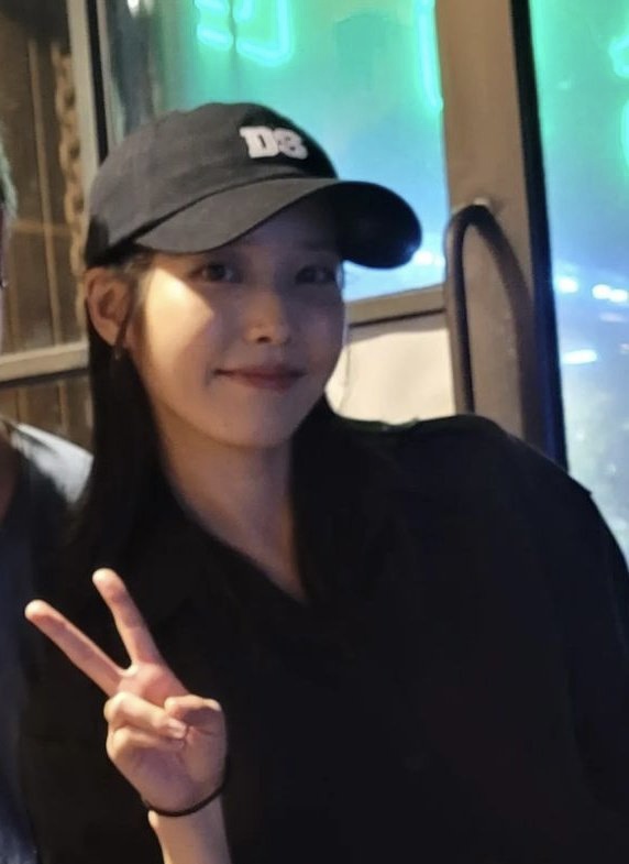 [잡담] 아이유 D8이라고 적힌 모자 정보 아는 사람.. | 인스티즈