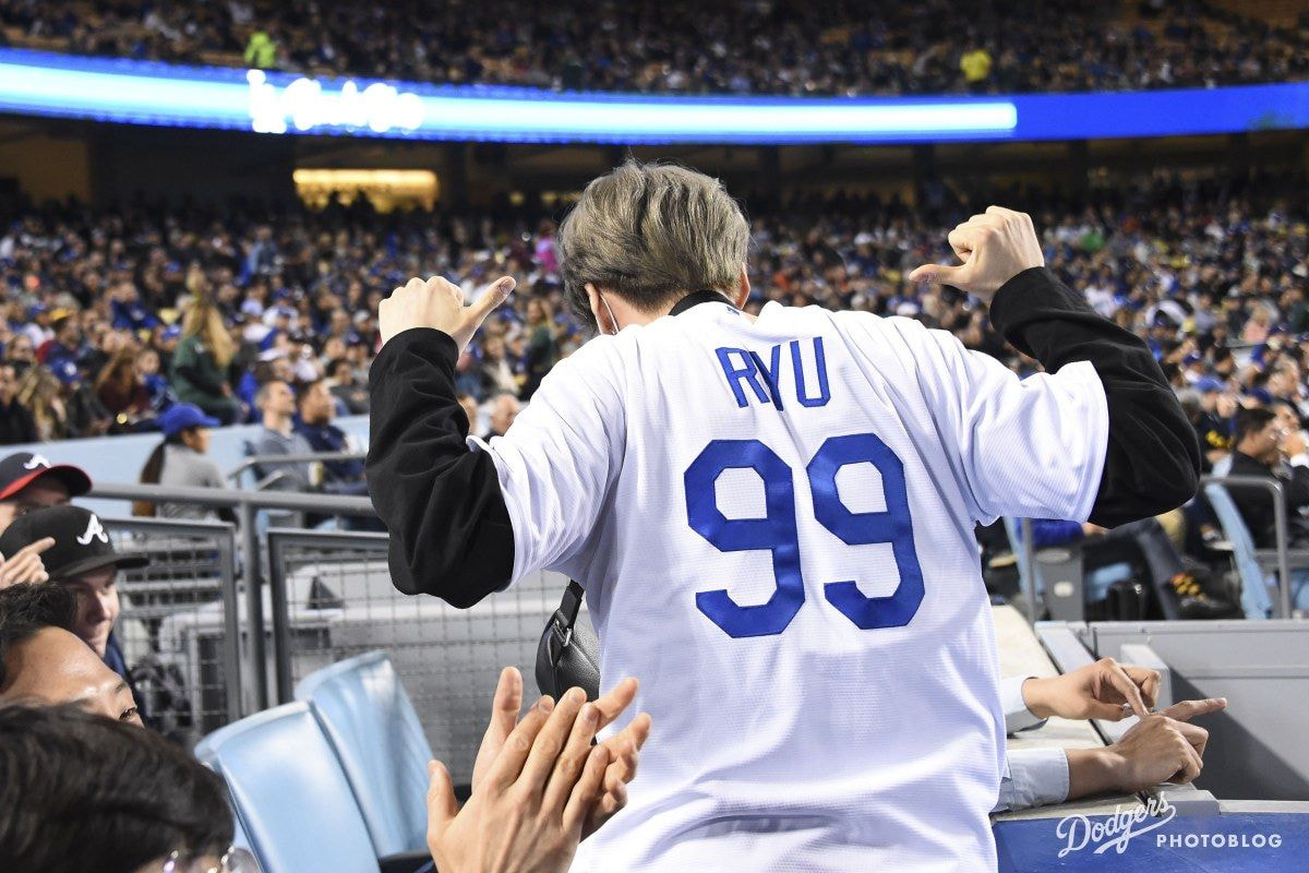 [잡담] LA에 야구 보러갔던 방탄 슈가 완전 야구장 슈스 아기고양이 | 인스티즈