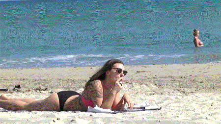 해변에서 담배피는 여자를 본 소방관 | 인스티즈