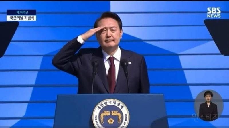 국군의 날 행사에 열심히 쌍따봉 날리는 윤석열 대통령 | 인스티즈