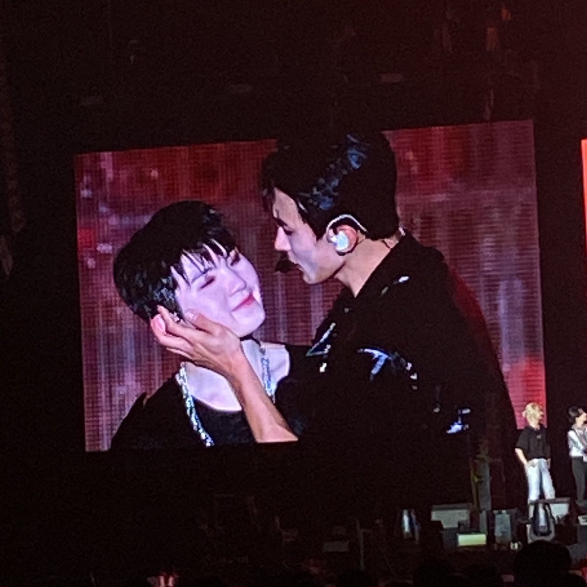 [잡담] 얘들아 우지 겁나 하얘… 피부가 그냥 백지 수준임 | 인스티즈