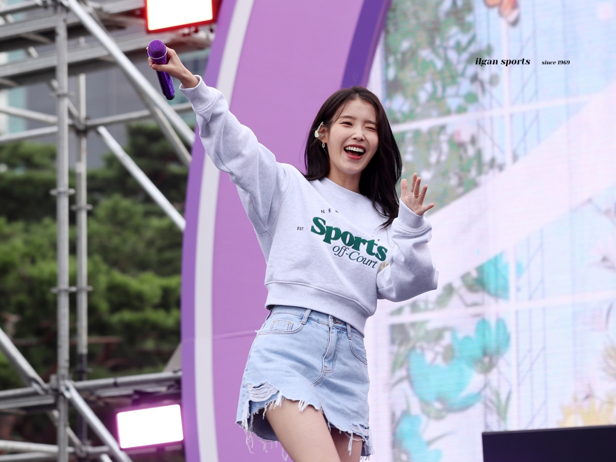 [잡담] 오늘 밤샜다는 아침 10시의 아이유 | 인스티즈