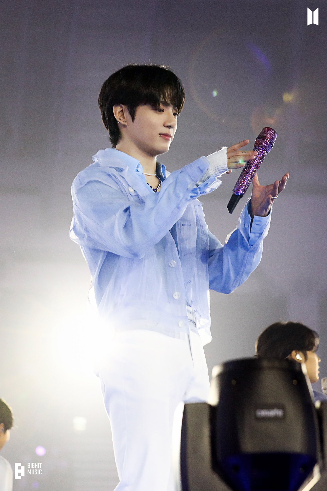 [잡담] 아이돌 데뷔 10년차면 마이크쯤은 공중에서 들기 쌥가눙 | 인스티즈