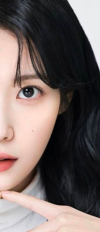 [잡담] 아이유 얼굴 왼오 똑같아 보여? 살짝 달라보여? | 인스티즈