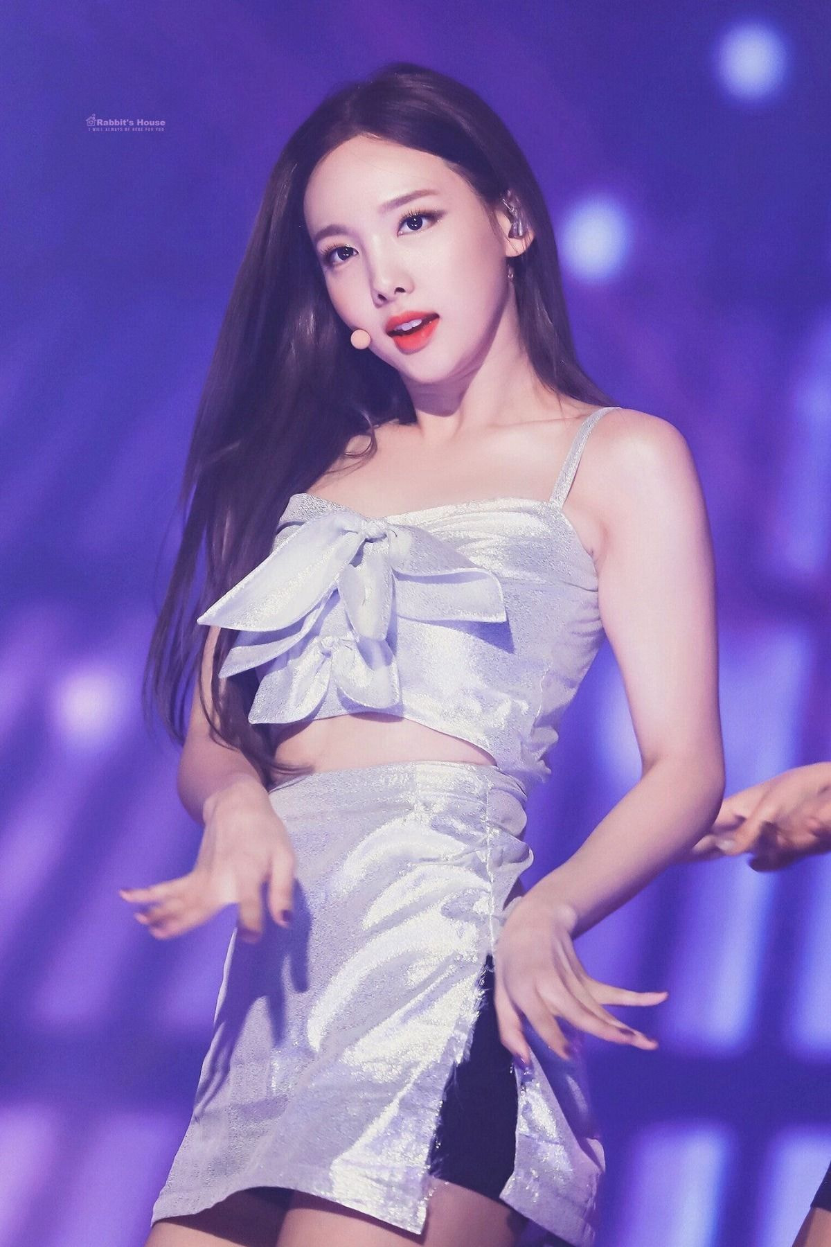 [잡담] 나연 이거 치마 찢어진거야 의도된 코디야? | 인스티즈