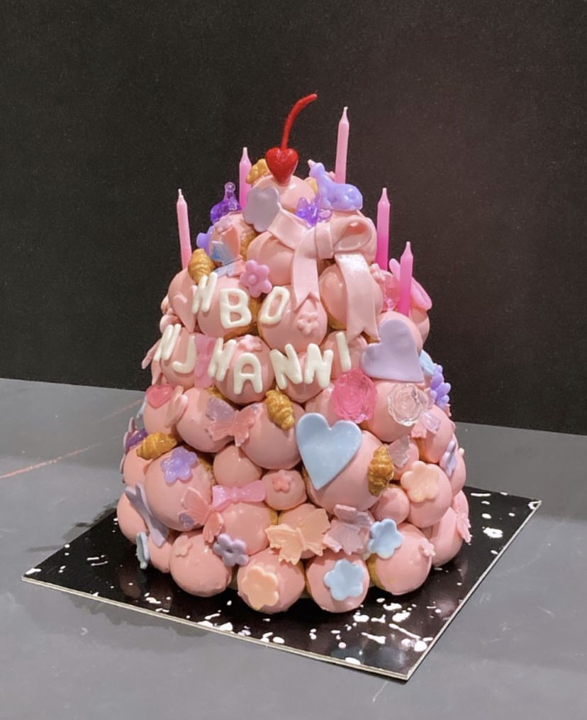 [정보/소식] 누데이크에서 뉴진스 하니를 위해 제작한 생일 케이크🐰🍒👖💗 | 인스티즈