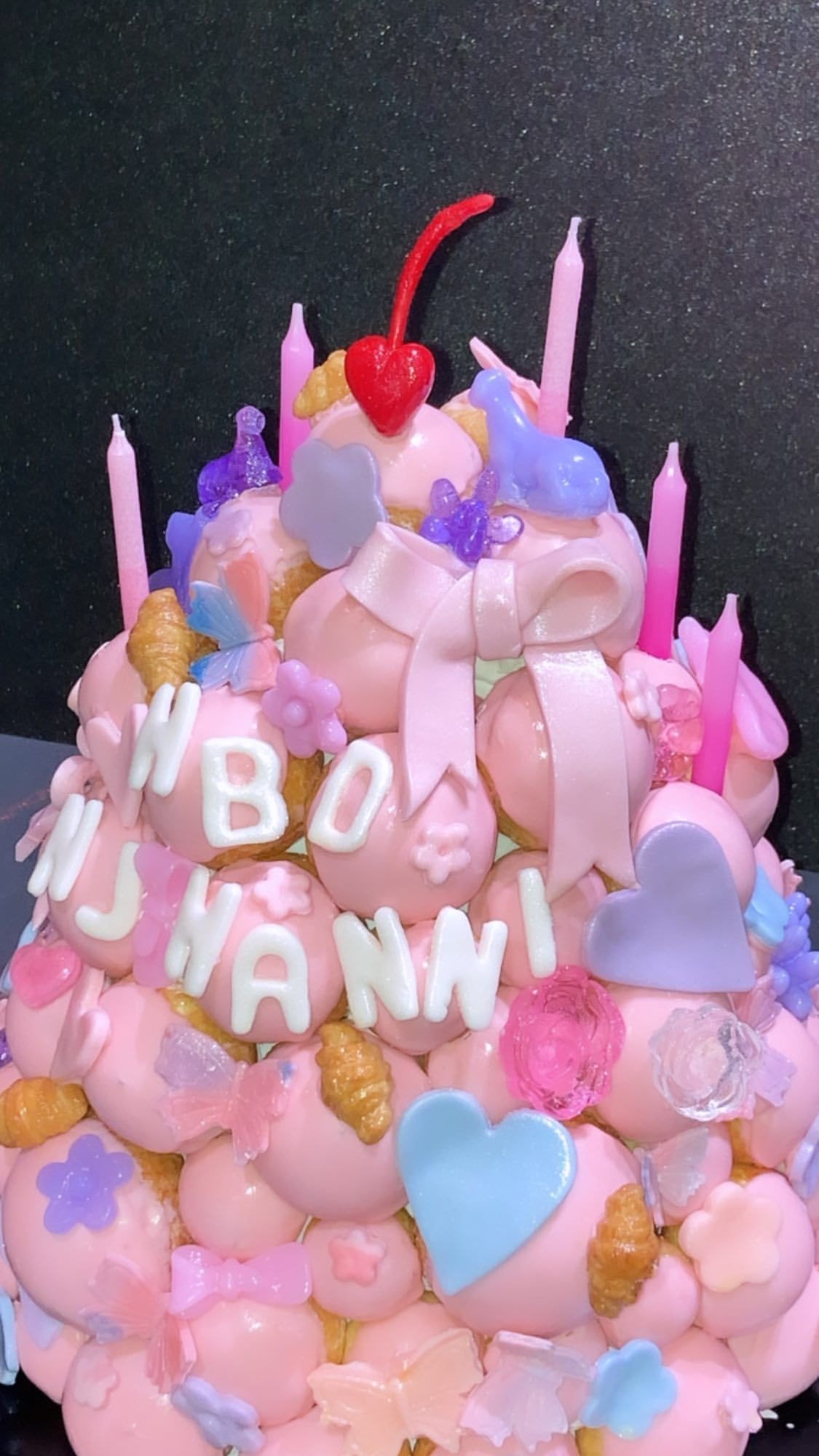 [잡담] 뉴진스 하니 생일 케이크 볼 사람🐰🍒💗👖 | 인스티즈