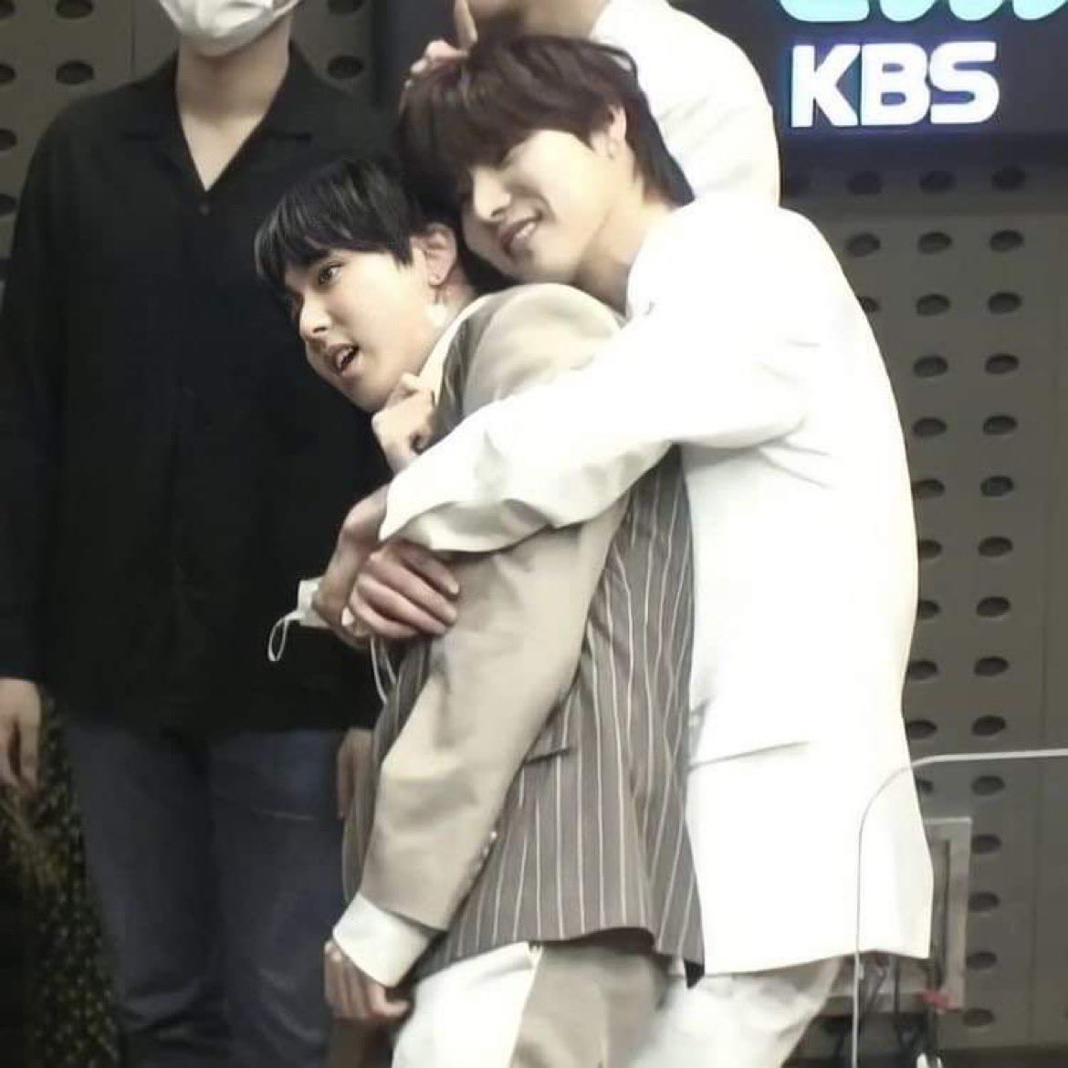 [잡담] 오늘이 베이시스트 안아주는 날이라고?????????? | 인스티즈