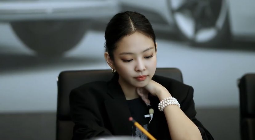 [잡담] 제니 포르쉐 스틸컷(? 완전 젊은 ceo 느낌..☁️🤍 | 인스티즈