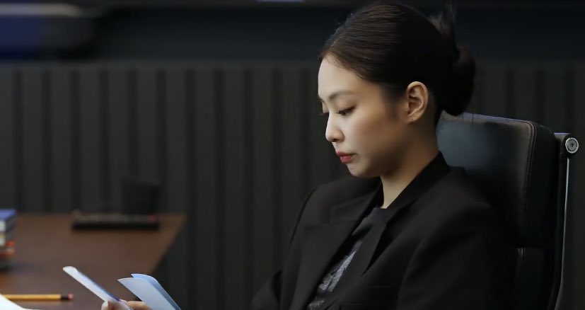 [잡담] 제니 포르쉐 스틸컷(? 완전 젊은 ceo 느낌..☁️🤍 | 인스티즈