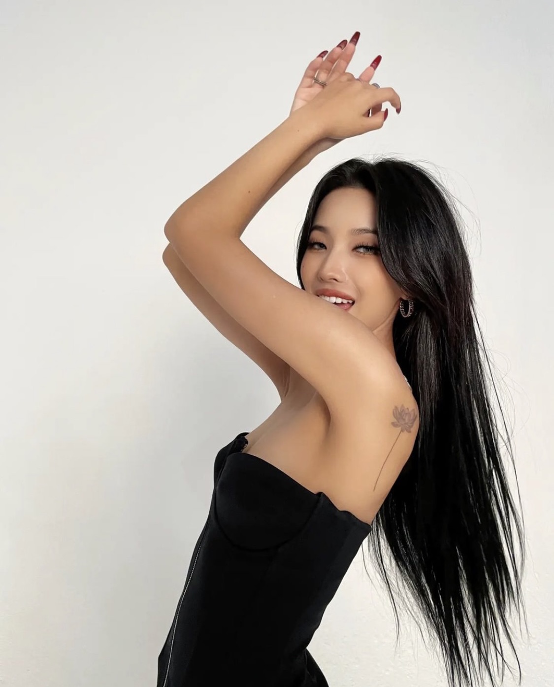 [잡담] 소연이는 진짜 허쉬컷 단발이랑 긴 생머리 둘 다 잘 받는 거 같음 | 인스티즈