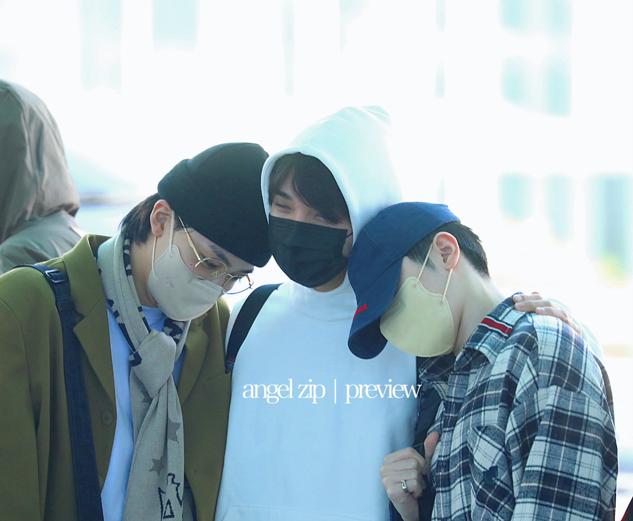 [잡담] 세븐틴 공항에서 멤버들 가운데로 가까이 붙어달라니까 | 인스티즈