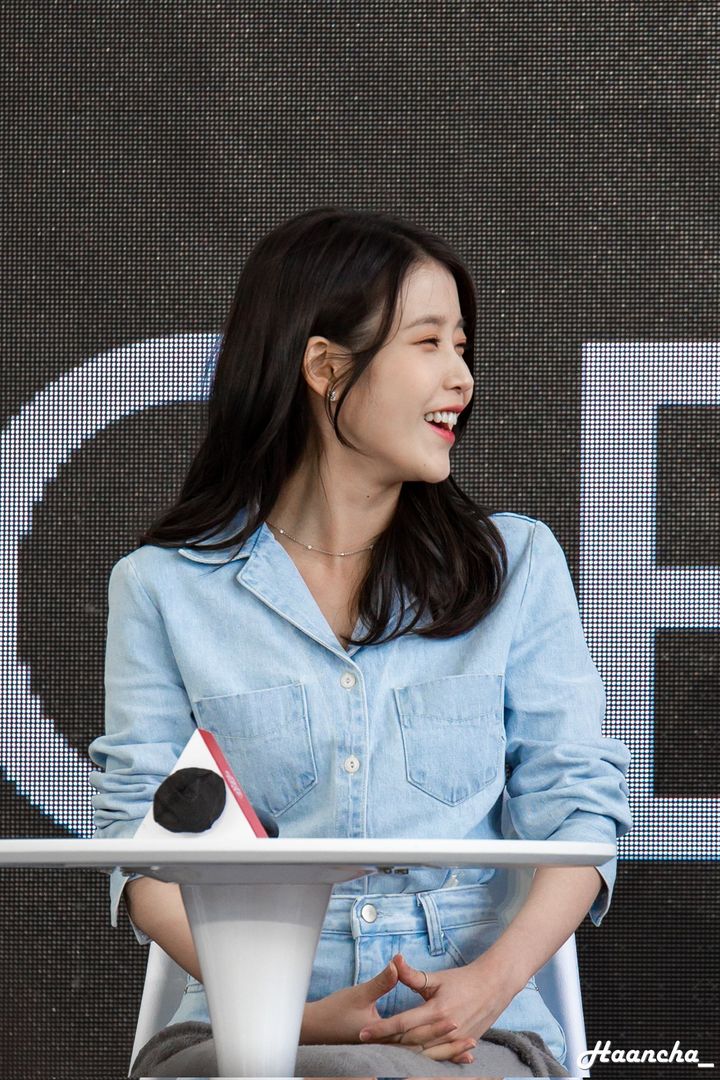 [잡담] 아이유 웃는 거 신기하게 | 인스티즈