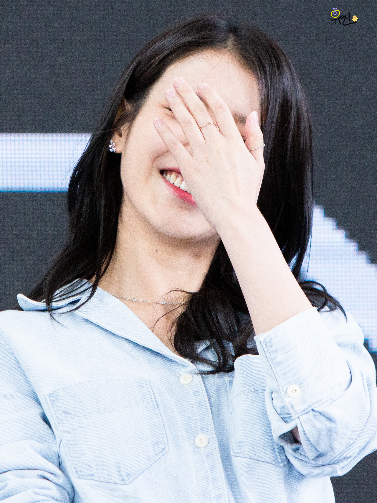 [잡담] 아이유 웃는 거 신기하게 | 인스티즈