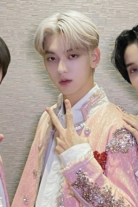 [잡담] 수빈이 걍 황태자님이네,,, | 인스티즈