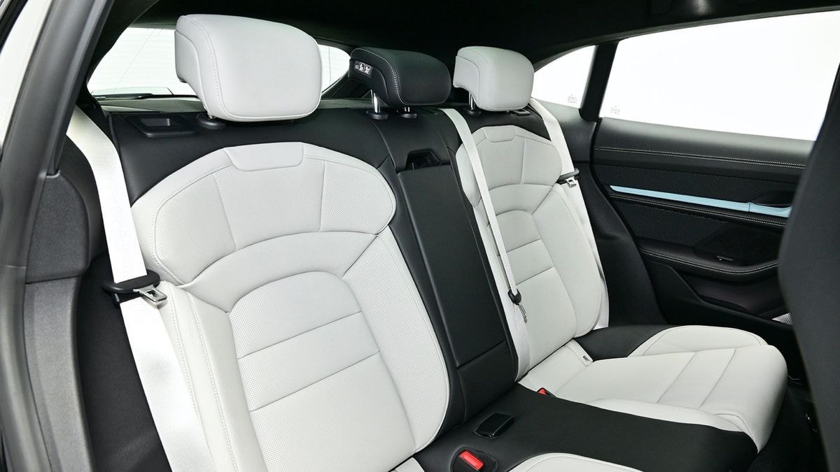 [잡담] 제니 포르쉐 안에 제니이름 로고 별명 다 있네 ㄱㅇㅇ | 인스티즈