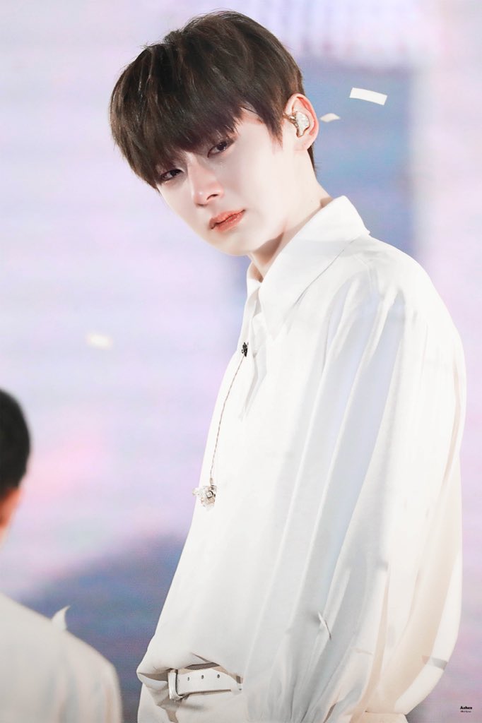 [잡담] 황민현이 이런 표정으로 쳐다볼때마다 어뜨케 해야할지 모르겠음 | 인스티즈