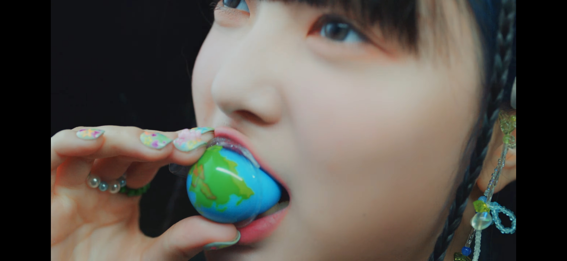 [잡담] 대충 살자 운석이 떨어지든 말든 지구젤리 먹방하는 홍은채처럼 | 인스티즈