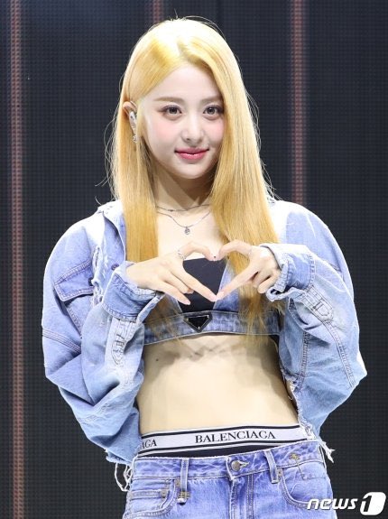 [잡담] 아니 허윤진 쌩금발도 잘어울리네 | 인스티즈