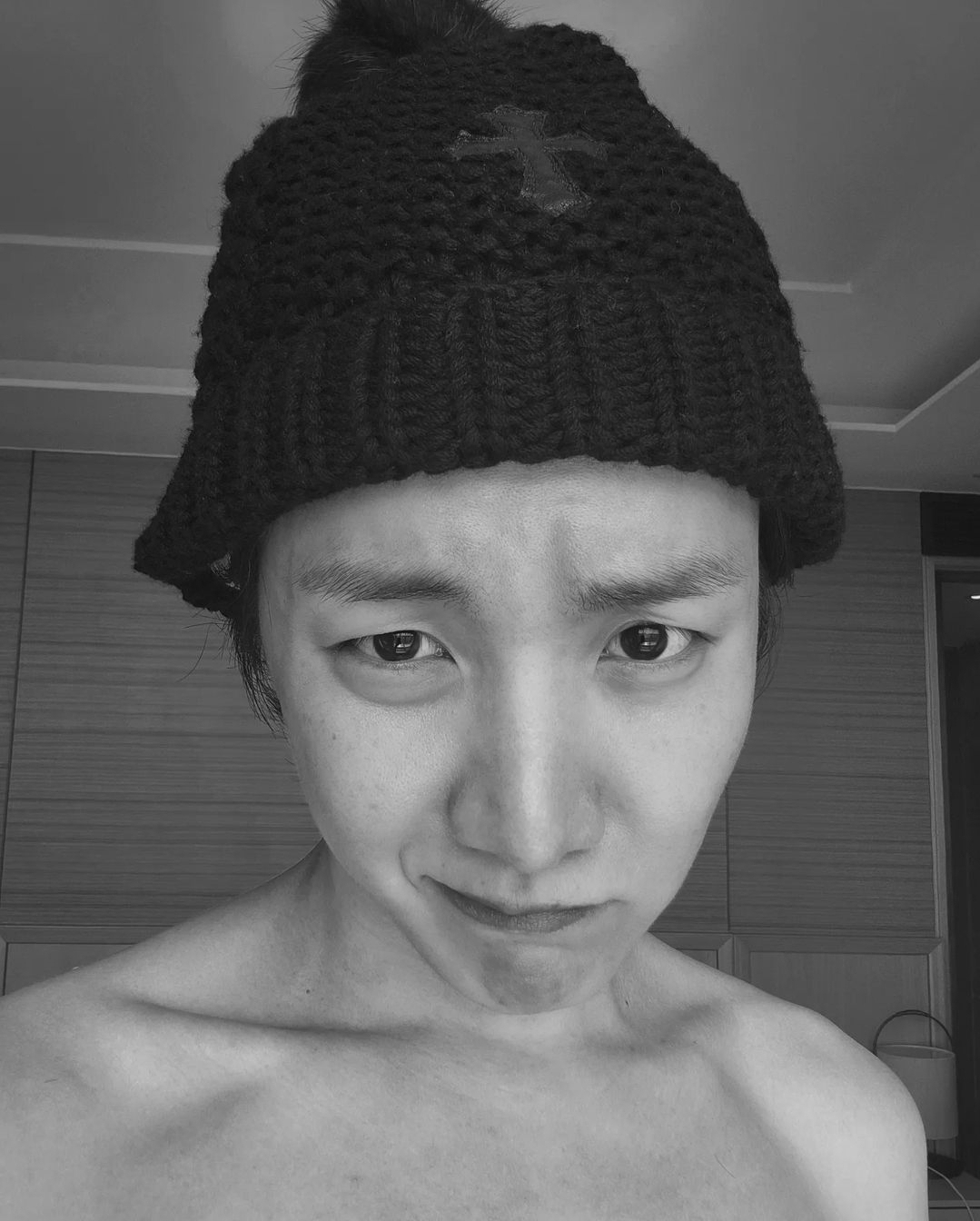 [잡담] 제이홉 인스타 사진 이거 어떡해❓️❓️❓️❓️❓️❓️❓️ | 인스티즈