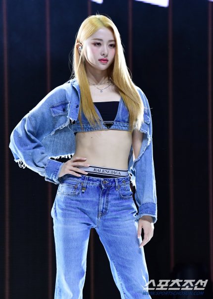 [잡담] 아니 허윤진 쌩금발도 잘어울리네 | 인스티즈