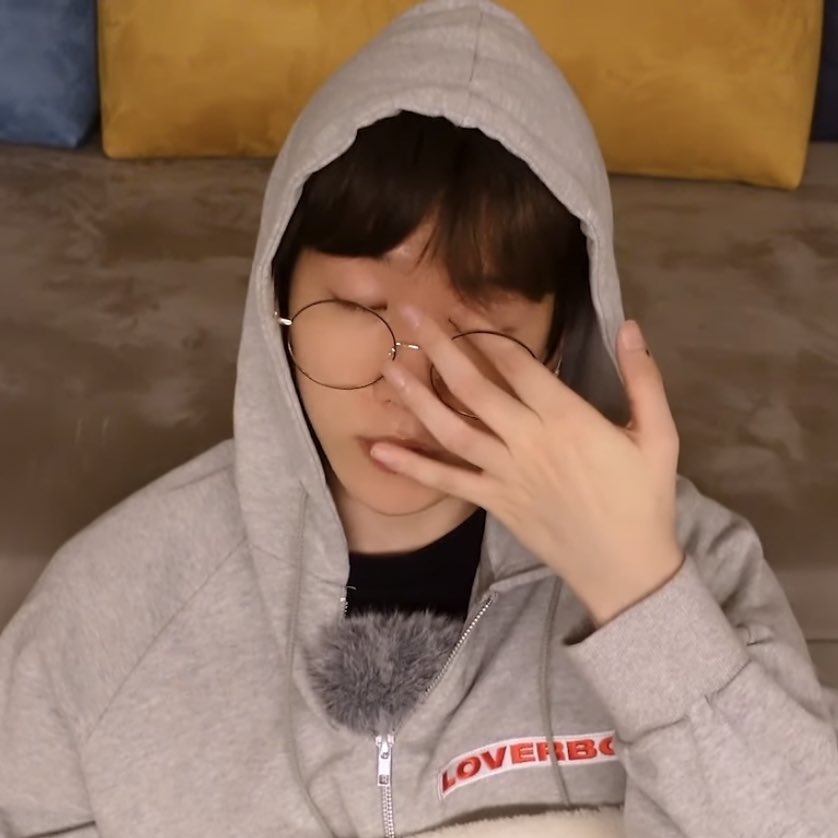 [잡담] 백현 왜 안경을 이렇게 껴????????? | 인스티즈