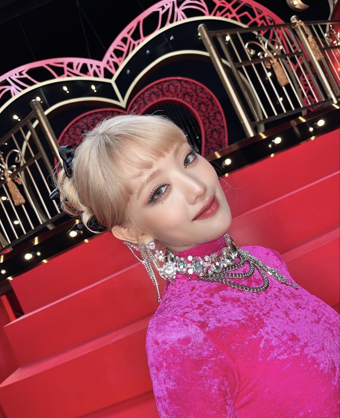 [잡담] 금발에 핫핑크 드레스 이렇게 제대로 어울리는 사람 진짜 처음 봄 | 인스티즈