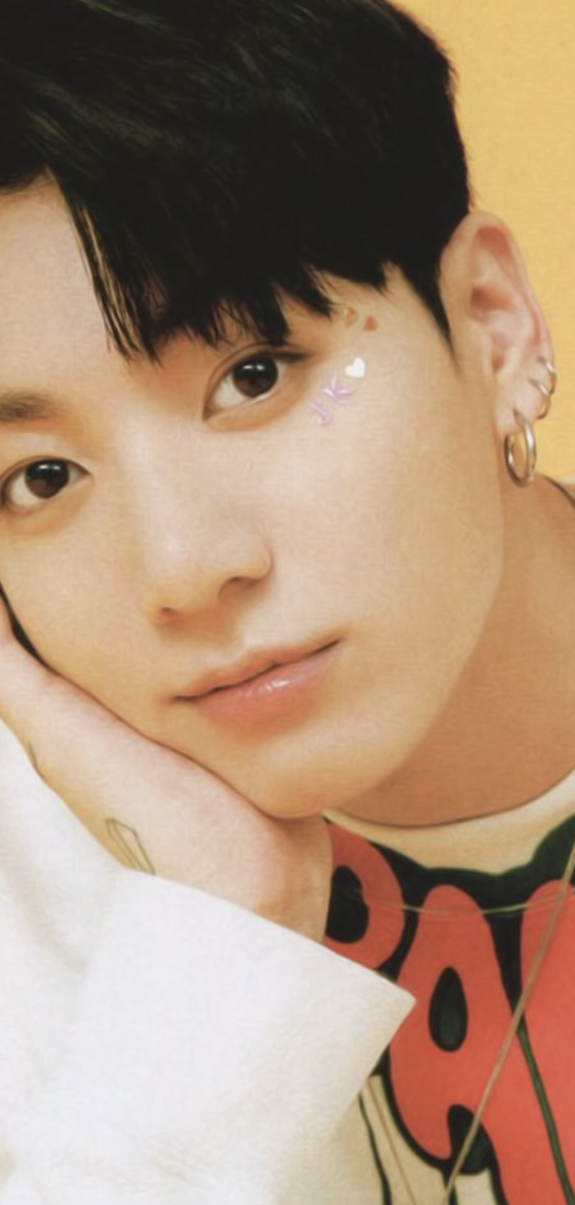 [잡담] 전정국 안그럴거같으면서 얼굴에 뽀짝한 스티커 붙여놔도 얌전하게 쁘띠처럼 구는거 | 인스티즈