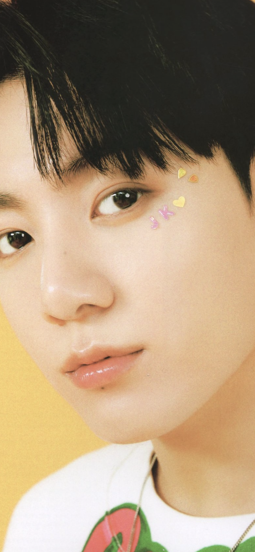 [잡담] 전정국 안그럴거같으면서 얼굴에 뽀짝한 스티커 붙여놔도 얌전하게 쁘띠처럼 구는거 | 인스티즈