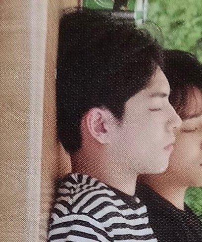 [잡담] 원필 누워있는 짤인데 얼굴 옆선봐......... | 인스티즈