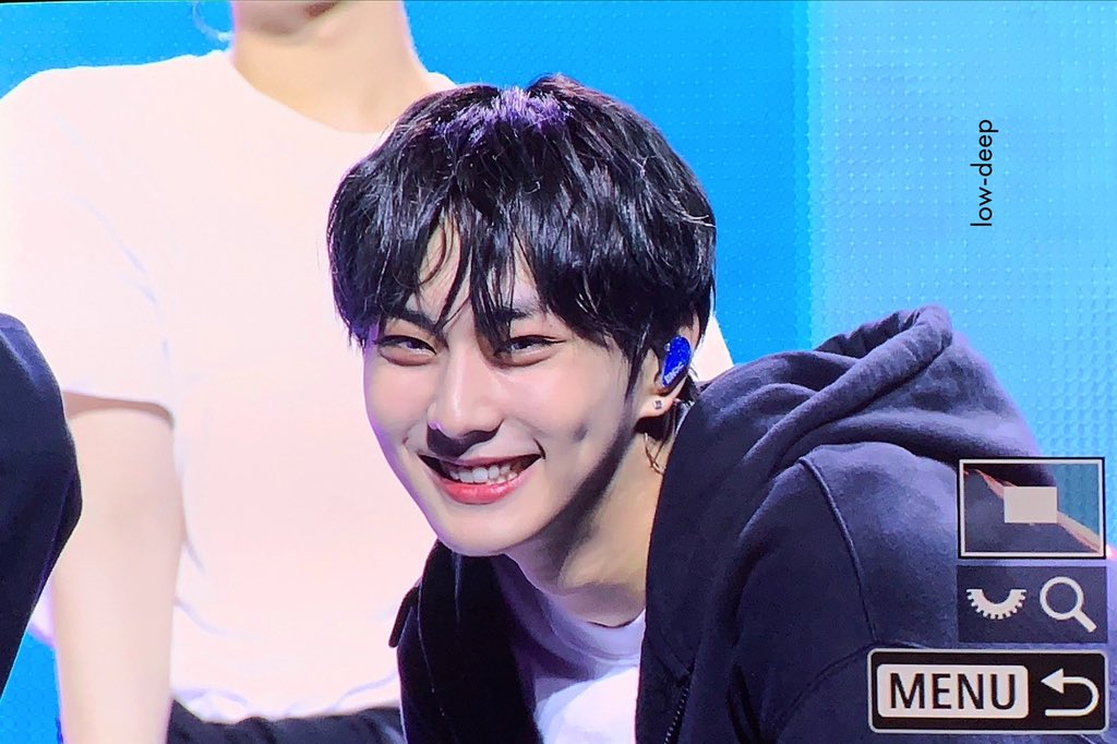 [잡담] 고양이 눈꼬리에 보조개 꾹 들어가있는거 너무 귀여워 | 인스티즈