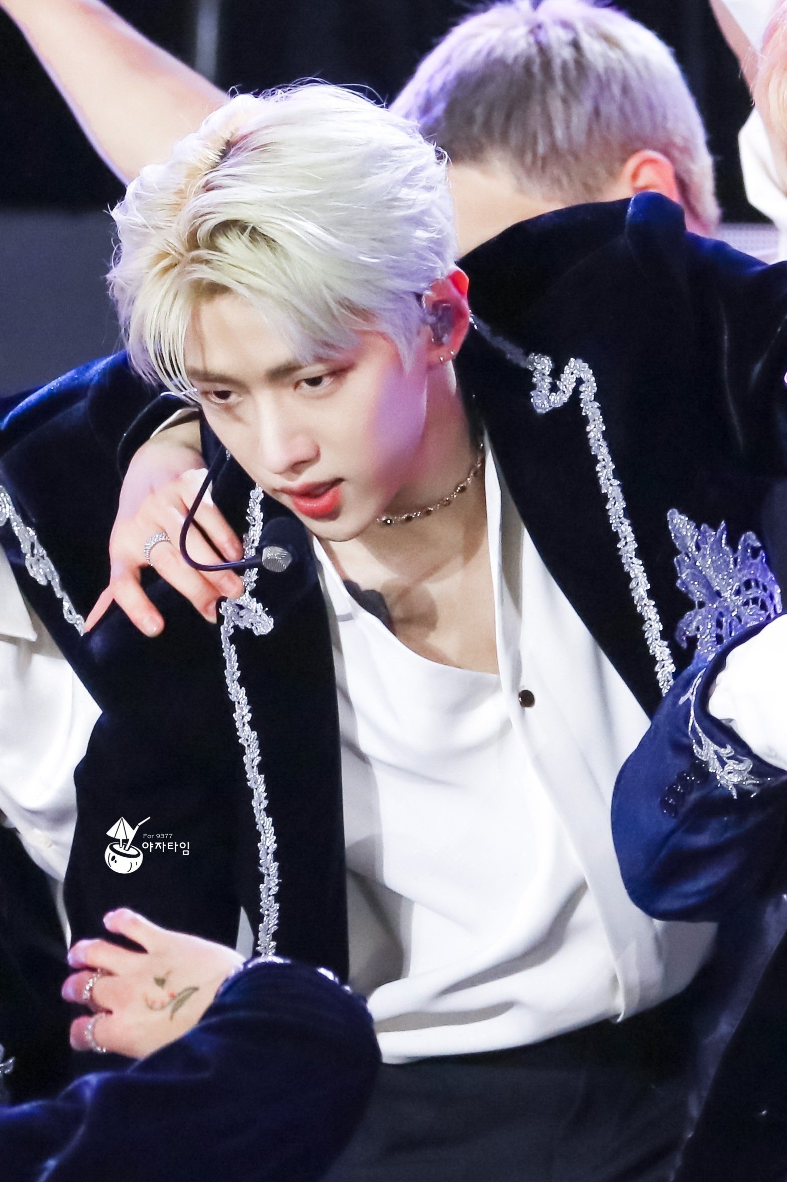 [잡담] 재찬이 춤추다가 타투보이는거 완전 극락이다... | 인스티즈