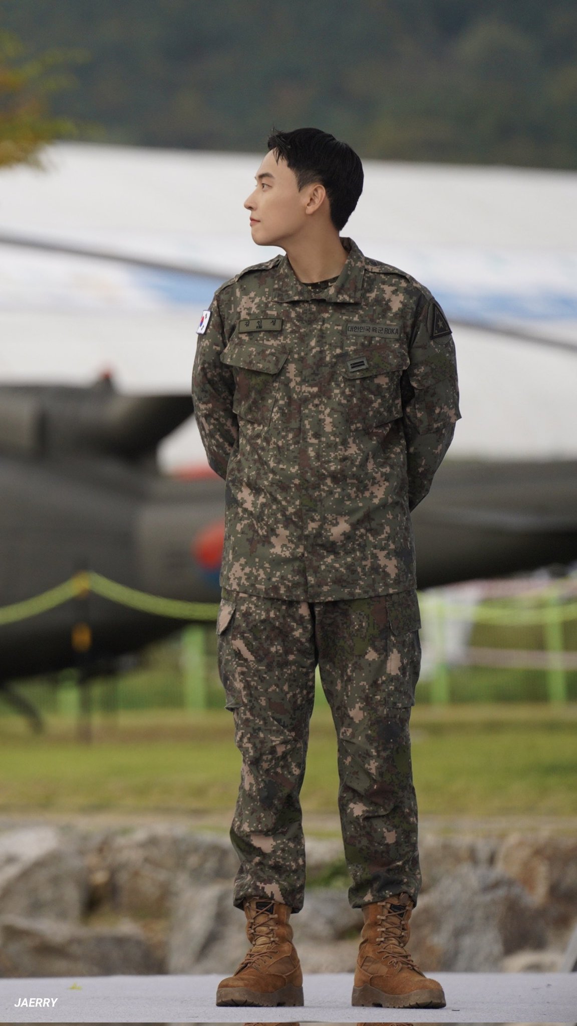 [잡담] 군복 입고 이런 비율이 가능? | 인스티즈