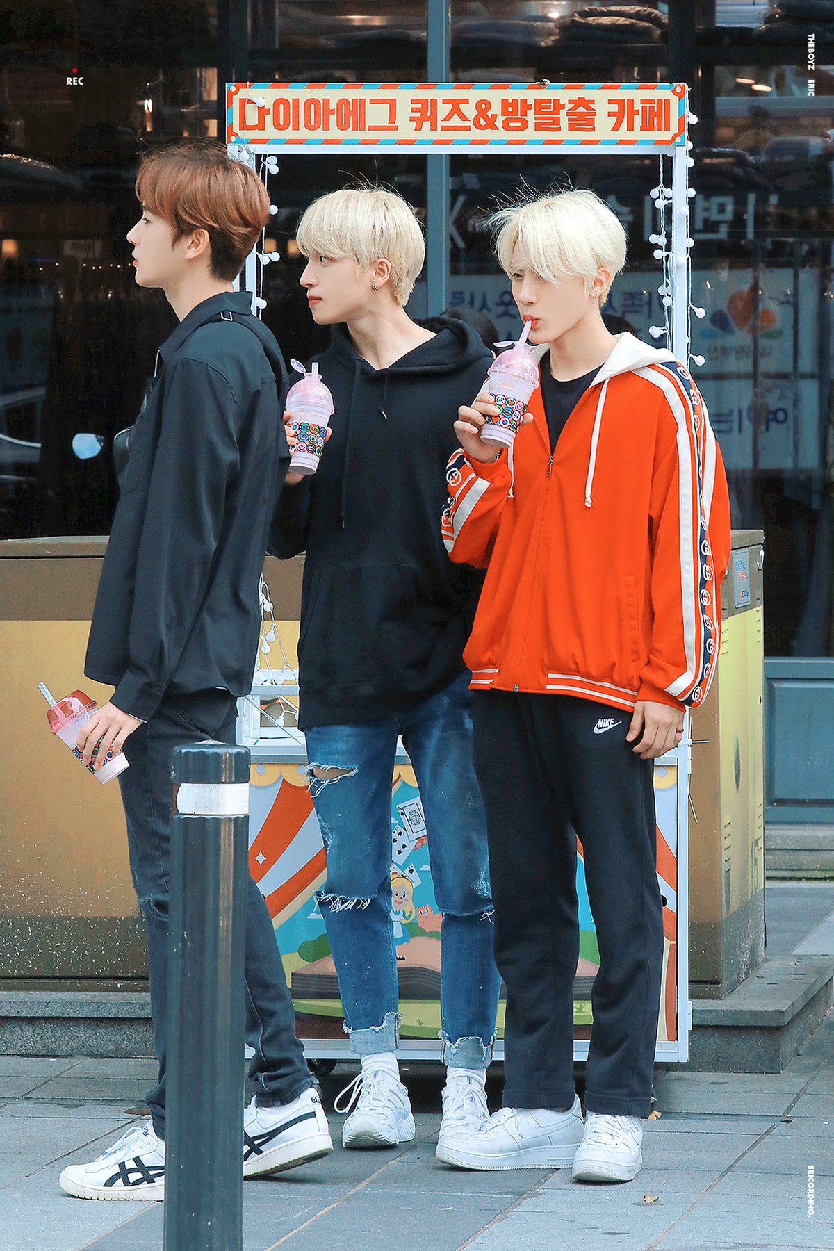 [잡담] 더보이즈 이사진 왜케 이씨형제들 따라다니는 동네 꼬맹이같지 | 인스티즈