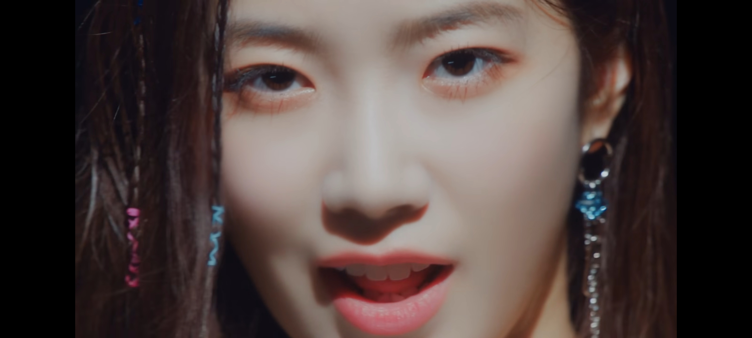 [잡담] 르새라핌 뮤비 보는데 이부분 되게 카즈하 안같다 | 인스티즈