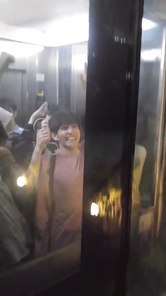 [잡담] 진짜 투명 엘베에서 이렇게 인사해주는거 왕귀욥다........ | 인스티즈
