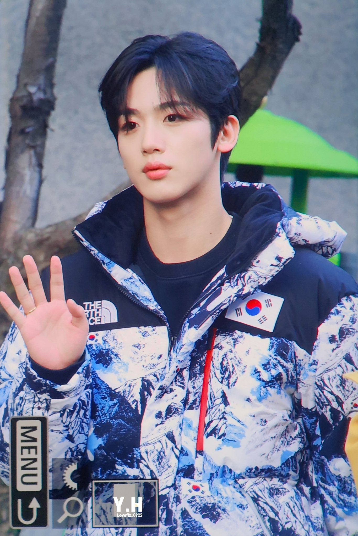 [잡담] 김요한 뮤뱅 출근길 국대 패딩 입은거봐 | 인스티즈