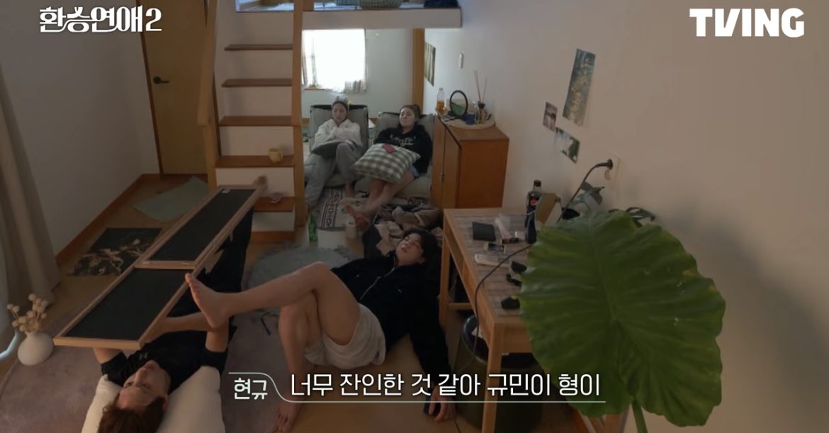 [잡담] 아니 현규 전신거울을 손거울마냥 들고보네 | 인스티즈