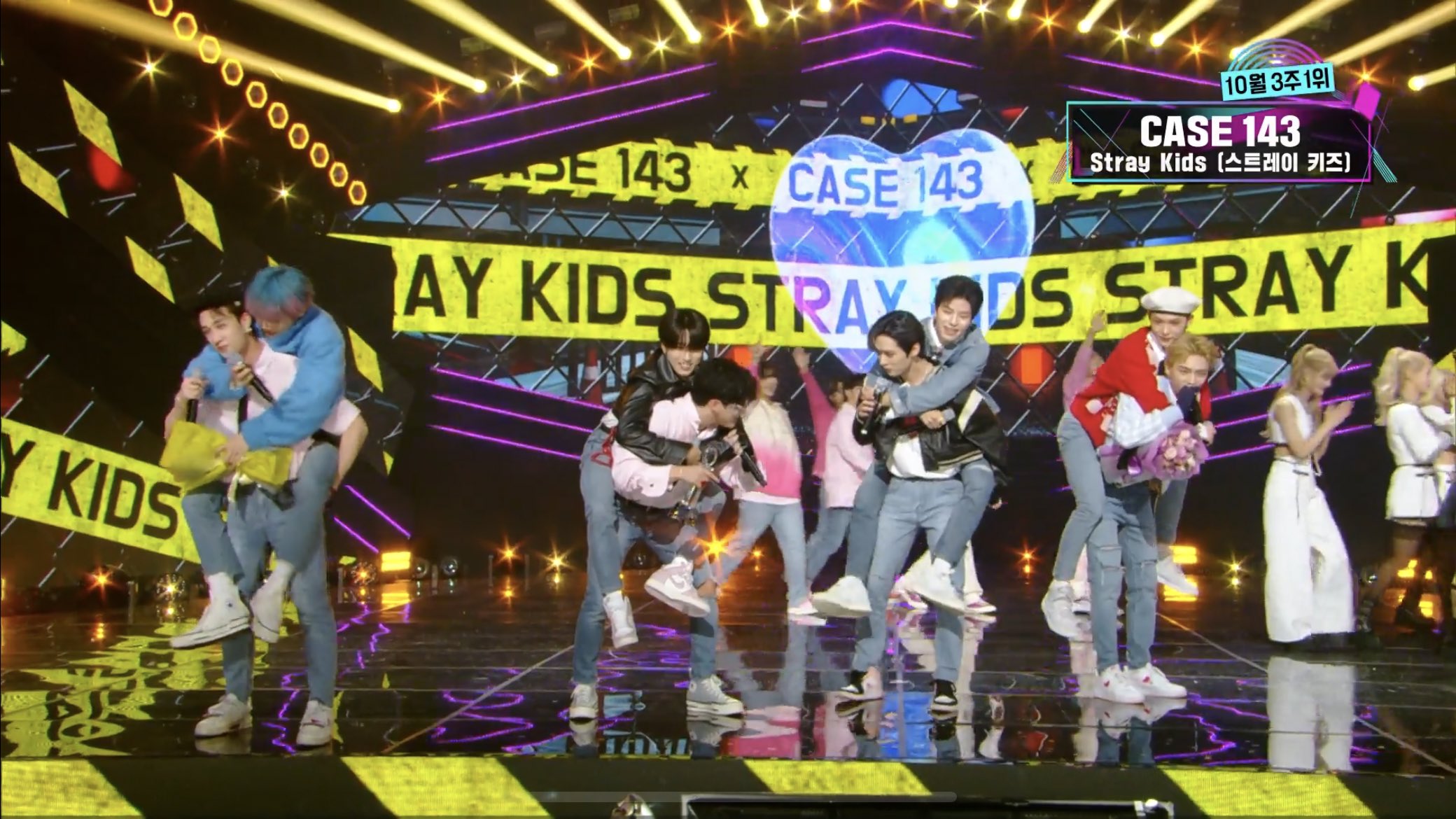 [잡담] 스키즈 업히는 애들 업는 애들 정해져 있는거 너무 웃겨ㅋㅋ | 인스티즈