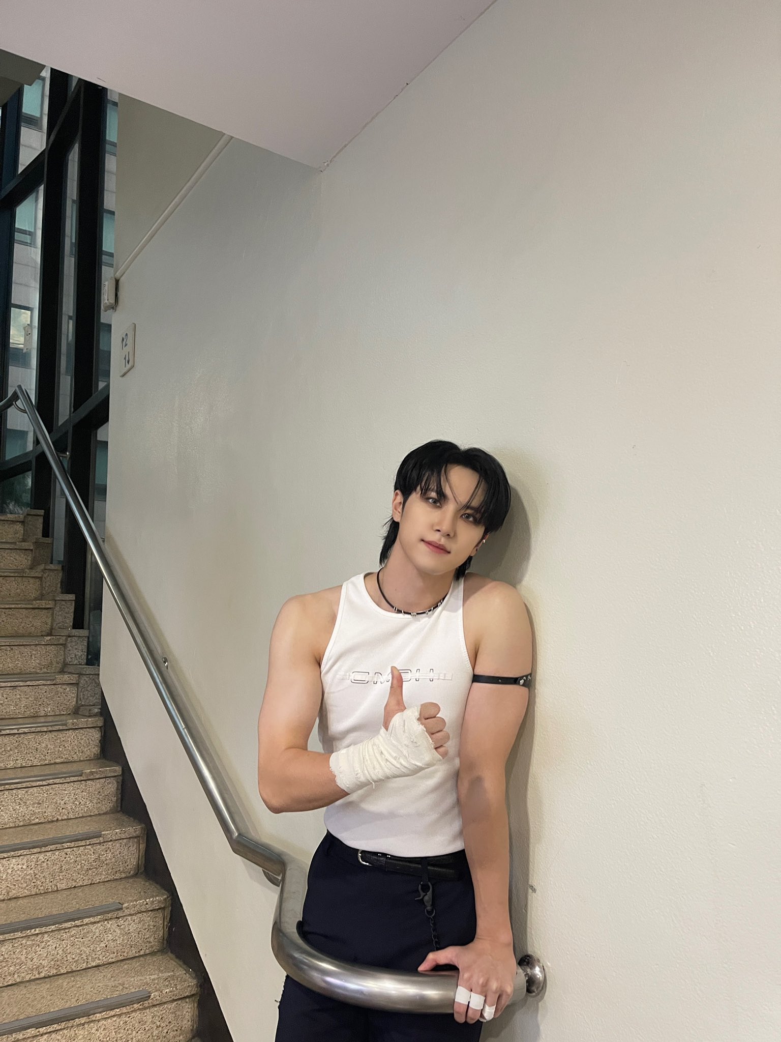 [잡담] 아니 그 음방 계단에 너무 건장한 분이 들어가계시는데? | 인스티즈