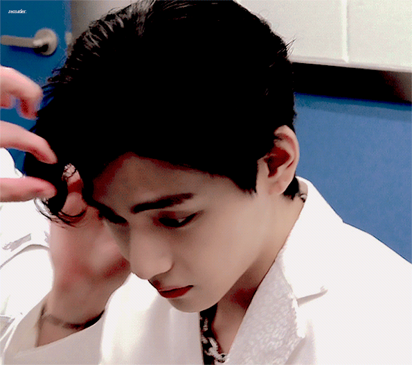 [잡담] 방탄 뷔 이 짤 눈 진짜 큼.... | 인스티즈