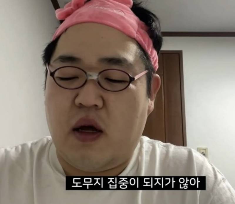 스카에서 30초마다 한번씩 코 훌쩍 거리는데 가서 말할까? 하 진짜 개짜증나네 | 인스티즈