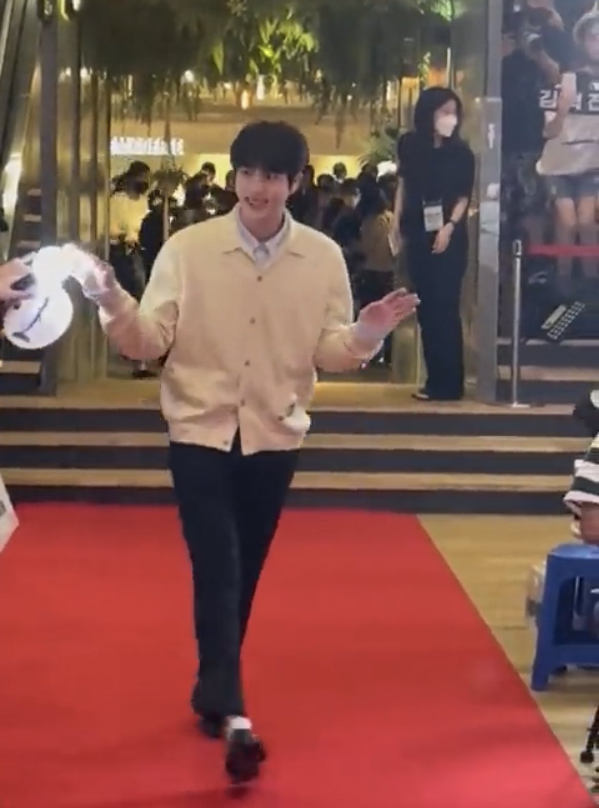 [잡담] 방탄 진 차쥐뿔에서 사회성 결여되어있다 그랬는데 | 인스티즈